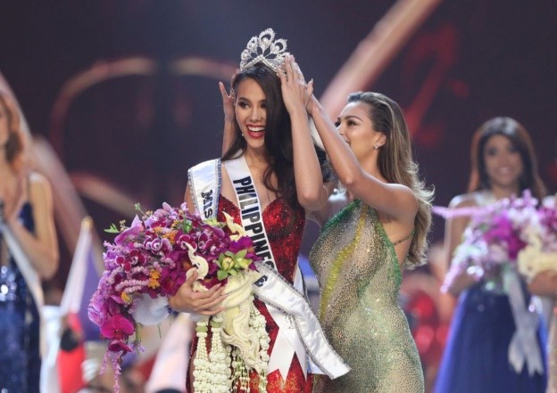Photo of Catriona Gray being crowned Miss Univers 2018